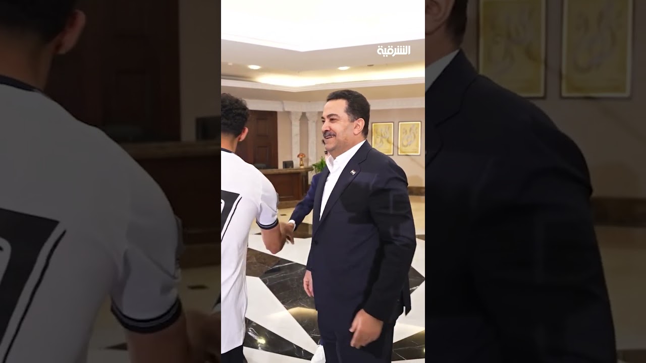 رئيس الوزراء العراقي يمازح كابتن المنتخب أيمن حسين خلال استقبال اللاعبين في بغداد: طالع مكسيكي