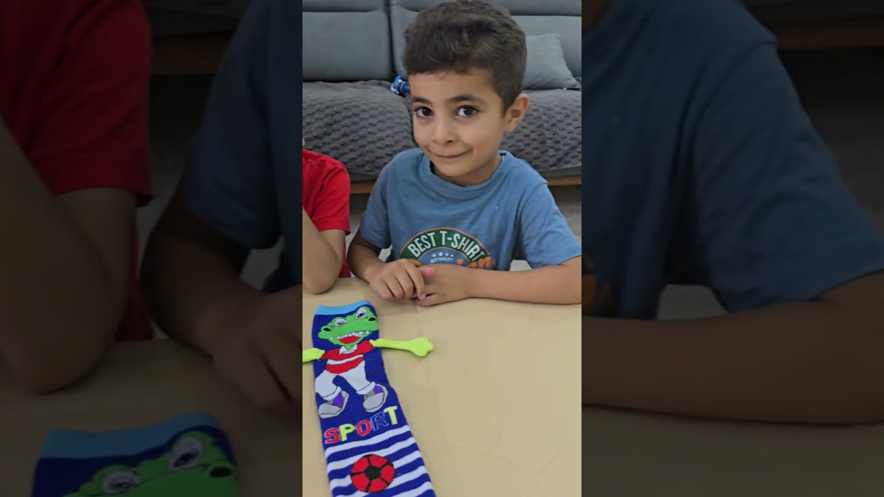 تحدي كل واحد يجيب اشي غريب مع رفيف وريا