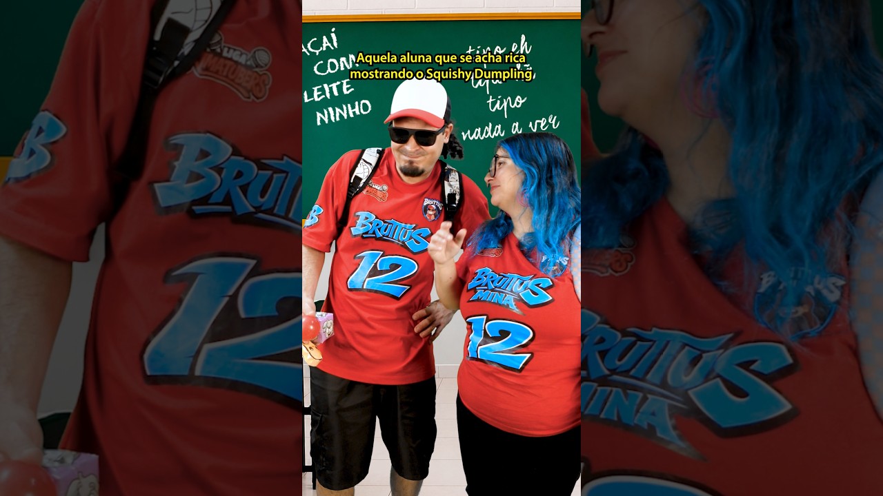 Aquela aluna que se acha rica mostrando o Squishy Dumpling