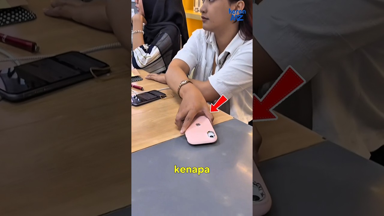 kenapa banyak orang suka menaru iPhone terbalik??