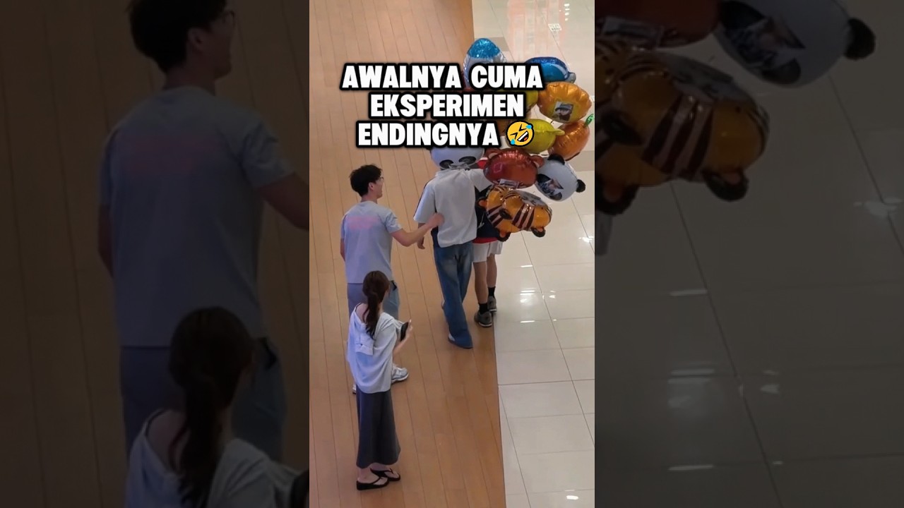 Dia keluar toko bawa balon tanpa sadar
