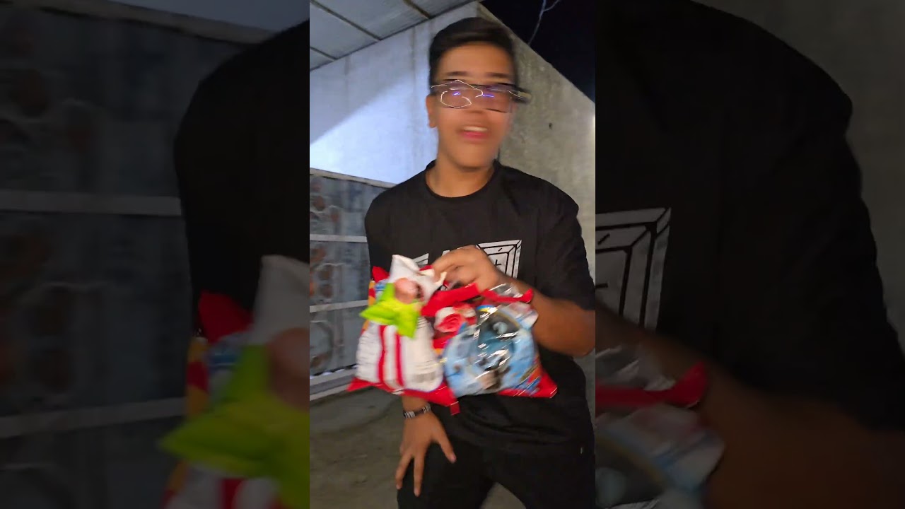 بياع الحلويات… بس واحد أخذها وركض 😂🍬