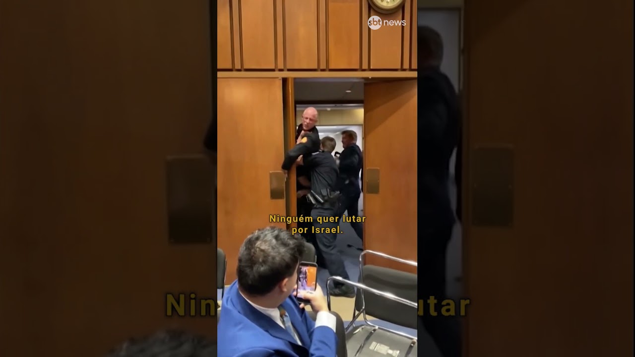 Veterano da Marinha dos EUA é retirado à força de audiência no Senado após protesto contra guerra