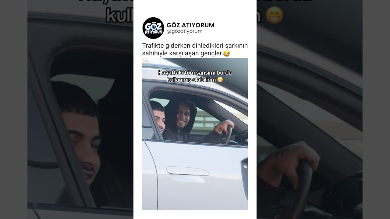 Trafikte giderken dinledikleri şarkının sahibiyle karşılaşan gençler 😂