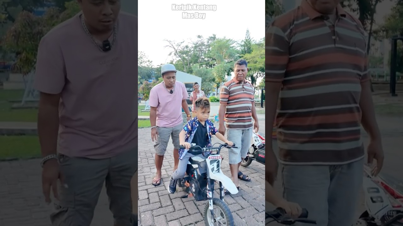 Alvaro minta main motor trail mini di Tebing Tinggi #keripikkentangmasboy #shorts #trending