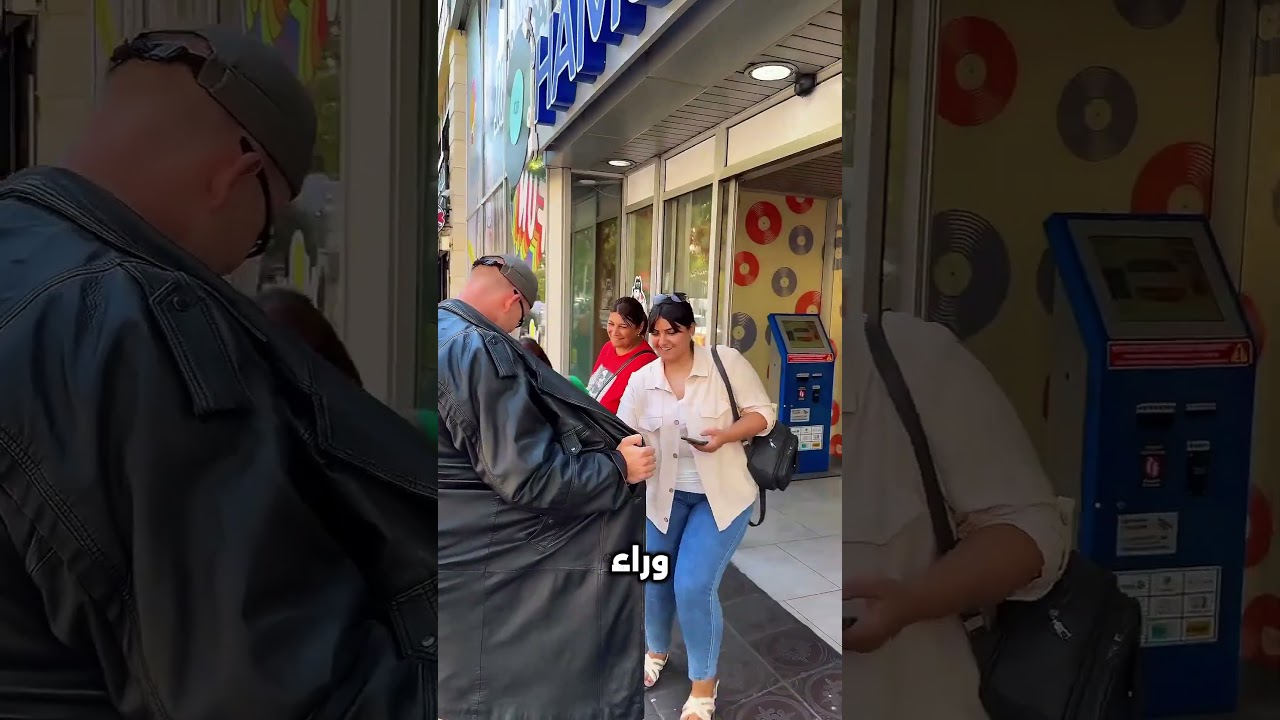 فجأة بدأ يفتح سترته! 😳