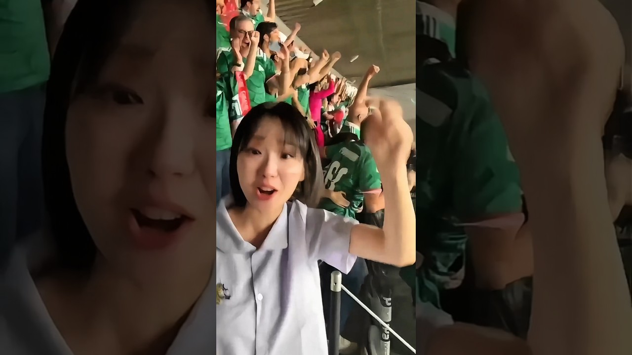 Satu Stadion Mendadak Lempar Topi! 🔥