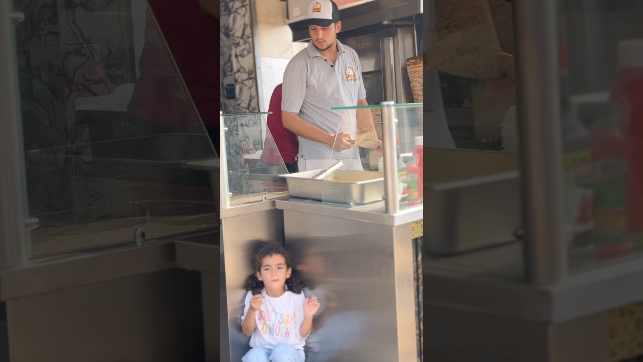 طفلة جائعة أخذت القليل من الطعام وما فعله بائع الشاورما بعدها أبكى الجميع😢