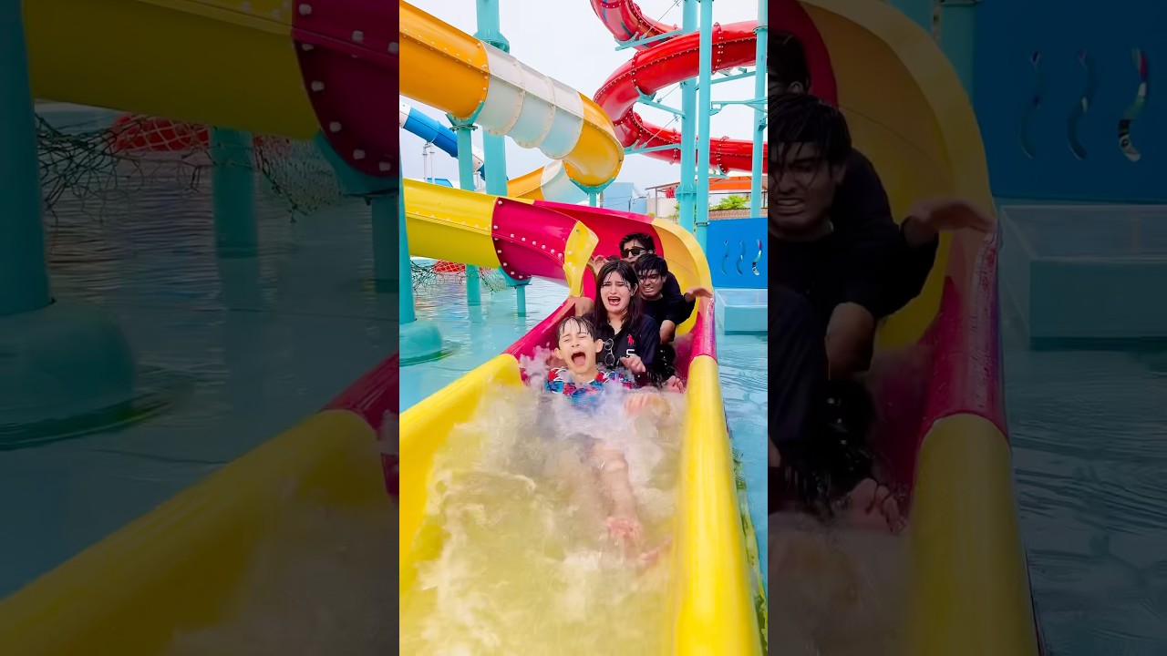 Water park me ki bohot badi slide 🛝 😱 || jaanvi patel #shorts ￼