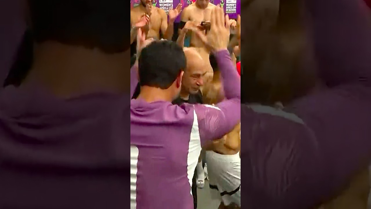 رقص محمد صلاح والشناوي مع حسام حسن ولاعبي منتخب مصر بعد التأهل لكأس العالم