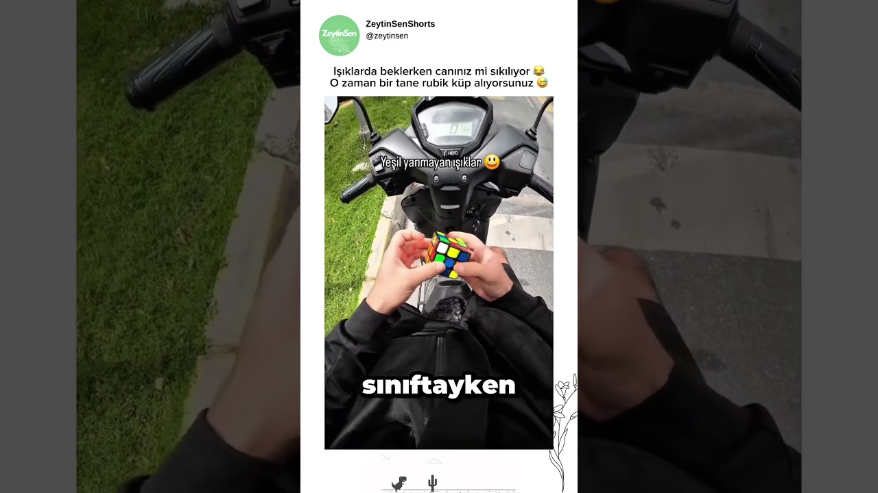 Kırmızı ışığı beklerken rubik çözen genç