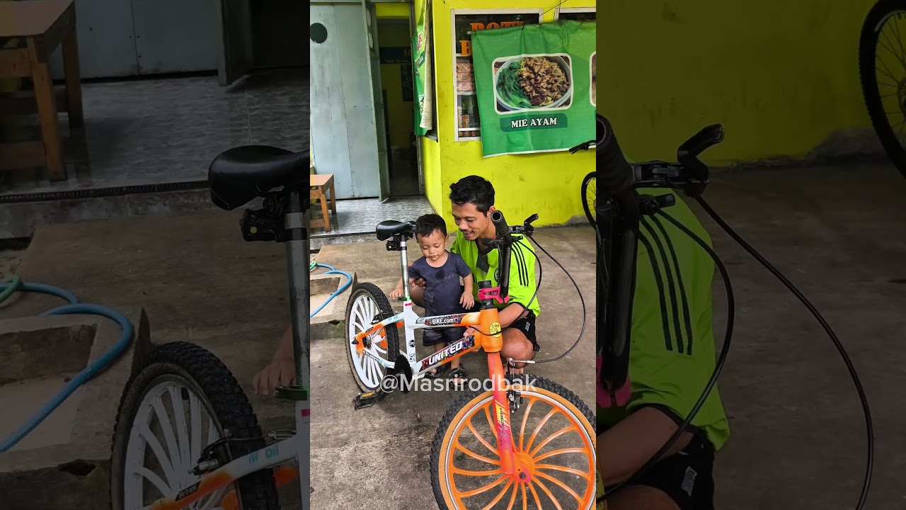Mau berangkat sekolah sepeda di tungguin sama adik #shorts
