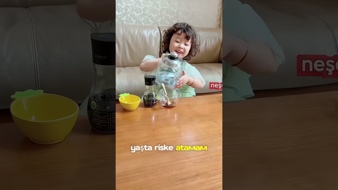 Kardeşi İçin Zararlı Kolayı Bırakıp Sağlıklı İçecek Yapan Abla 😍😱