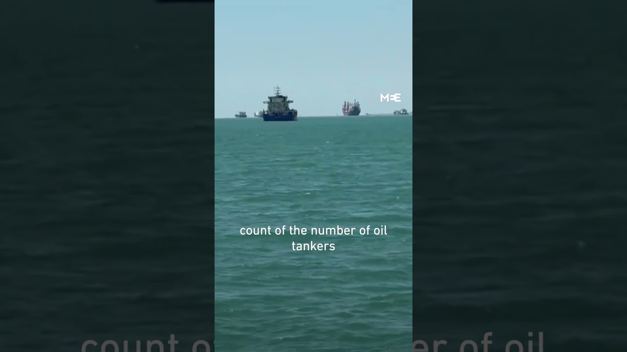 Journalist films congestion of ships at Strait of Hormuz